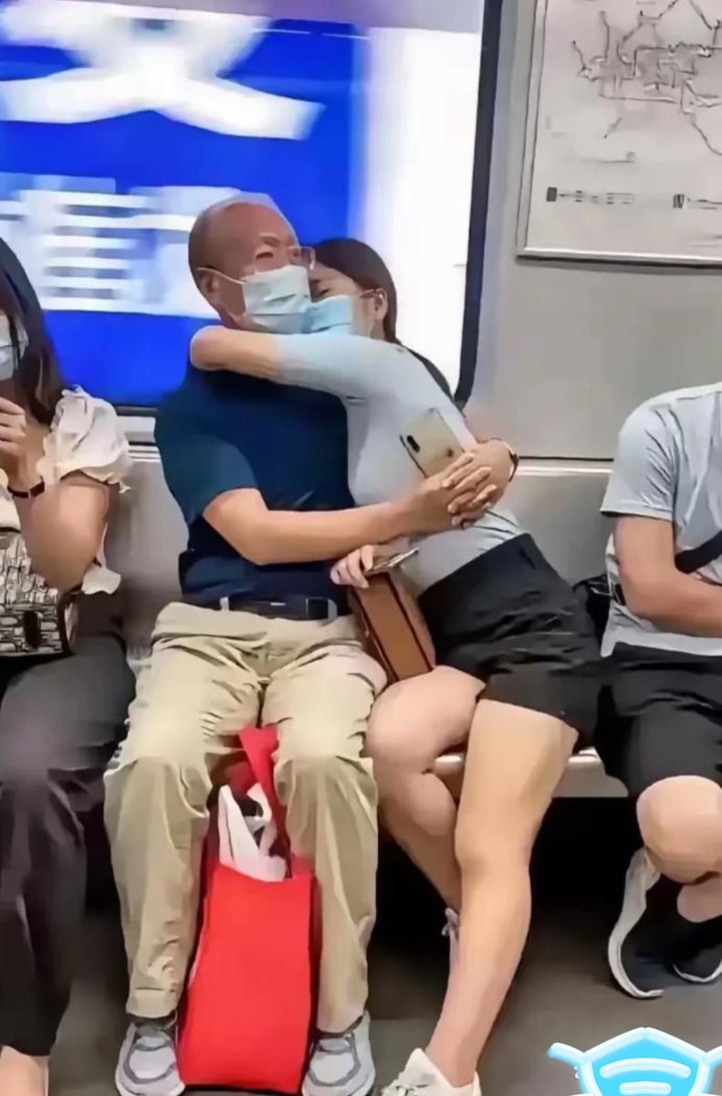 MaishaPalla89's tweet photo. Hoy en el metro, una abuela me dio su asiento después de ver que estaba cargando paquetes. La bondad simple calienta el corazón! https://t.co/SG6mhtHny1