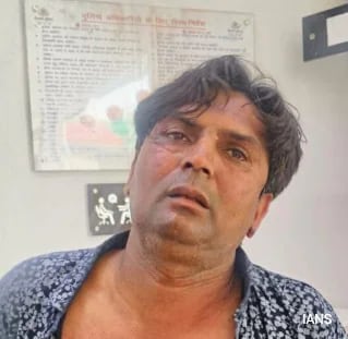 DuckKiBaat's tweet photo. Rajesh Sakariya slapped Delhi CM @gupta_rekha in August 2025 and is still in jail.

Parvesh Verma, a cabinet minister, slapped a #GenZ boy y'day. @DelhiPolice has refused to even register an FIR against him.

Same country. Same law. 
Two different outcomes. 😡

#AAP #Delhi #BJP https://t.co/ZIiy0xUsSp