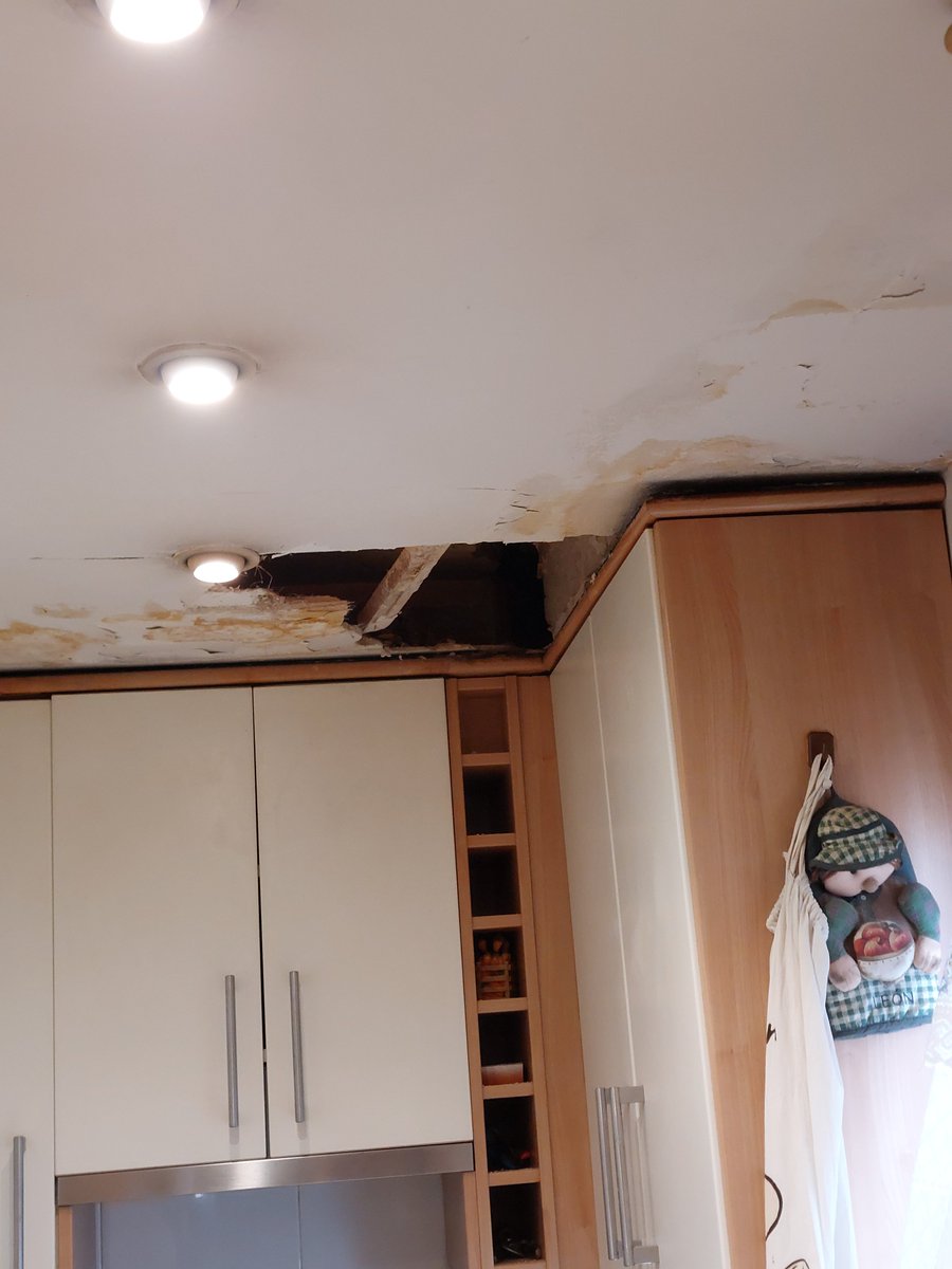 luispter's tweet photo. @santalucia_seg envía a sus albañiles &amp; cia., los cuales me destrozan el techo, arrancan el tubo de la campana extractora, y desmontan más de media cocina. Todo con el compromiso de "te lo volveremos a dejar como estaba". Aquí las pruebas del antes y el después https://t.co/Yk35TWpW17