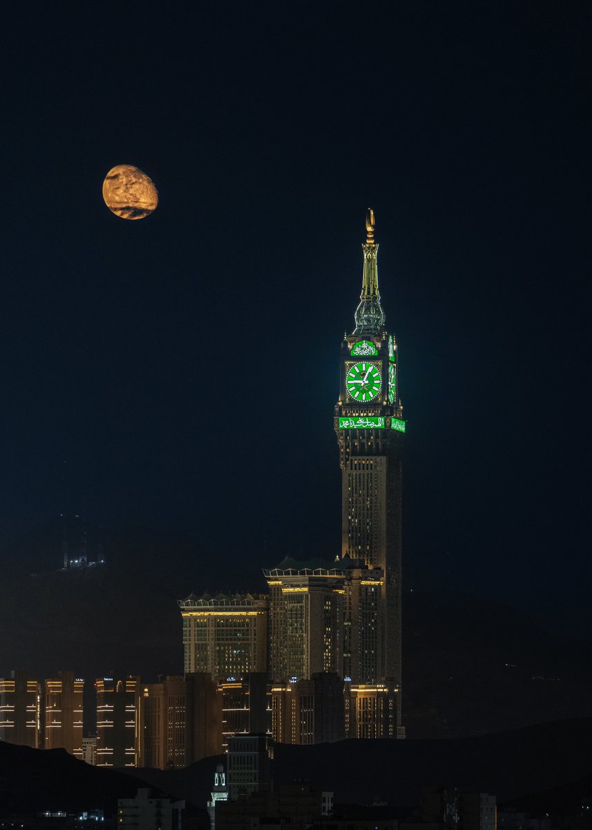 thekingdom_ksa's tweet photo. قمر مكة.. نور يزيّن سماءها 🌕✨

تصوير : @DHMM1Fo https://t.co/oglT22YU7W