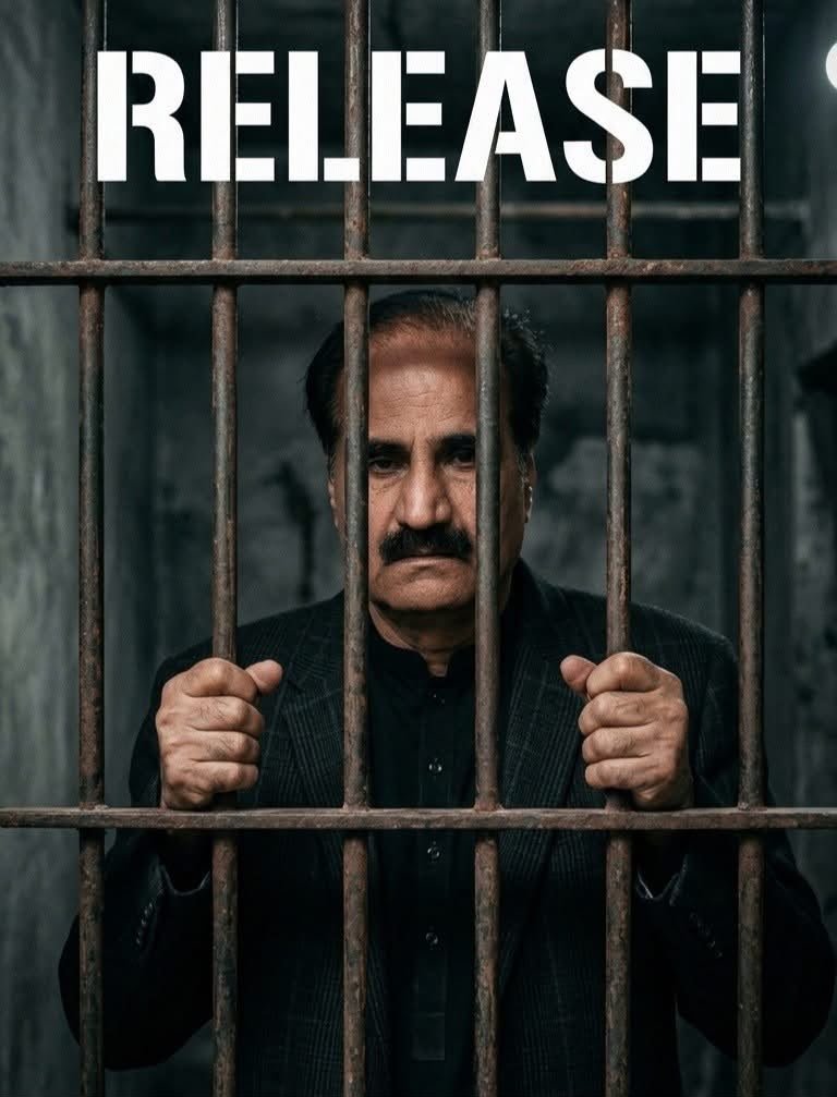 aijaz_ch's tweet photo. 🔴🔴🔴🔴

سینٹرل جیل گوجرانوالہ سے انتہائی خطرناک اور تشویشناک اطلاعات!

منڈی بہاؤالدین سے منتخب رکنِ قومی اسمبلی حاجی امتیاز چودھری MNA کی صحت اور جیل میں ان کے ساتھ مبینہ سلوک کے حوالے سے سامنے آنے والی اطلاعات انتہائی خوفناک اور دل دہلا دینے والی ہیں۔

اطلاعات کے مطابق انہیں انتہائی تاریک کمرے میں رکھا گیا ہے، مناسب خوراک اور پانی، ضروری ادویات اور ڈاکٹر تک رسائی میسر نہیں، جبکہ اہلِ خانہ اور وکلا سے ملاقاتوں پر بھی سخت پابندیاں عائد ہیں۔ ذہنی و جسمانی تشدد کے سنگین الزامات صورتحال کو مزید تشویشناک بنا رہے ہیں۔

حاجی امتیاز چودھری پہلے ہی متعدد عوارض میں مبتلا ہیں۔ ان کے وکلا کا مؤقف ہے کہ عدالتی احکامات کے باوجود ان کی قانونی رسائی اور ملاقات میں رکاوٹیں برقرار ہیں۔

آخر اس ملک میں قانون کہاں ہے؟
عدالتی احکامات کی حرمت کہاں ہے؟
ایک منتخب رکنِ قومی اسمبلی کے بنیادی انسانی اور آئینی حقوق کی ضمانت کون دے گا؟

ان انتہائی تشویشناک اطلاعات پر عوام میں شدید غم و غصہ، بے چینی اور مایوسی پائی جاتی ہے—خصوصاً ضلع منڈی بہاؤالدین میں، جہاں لاکھوں ووٹروں نے حاجی امتیاز چودھری کو اپنا نمائندہ منتخب کرکے قومی اسمبلی بھیجا۔

اور اس پوری داستان کا شاید سب سے دردناک پہلو ایک ماں کا انتظار ہے۔۔۔ 💔

حاجی امتیاز چودھری کی 100 سالہ والدہ شدید علالت کے باعث ہسپتال میں ہیں۔ عمر کے اس انتہائی نازک حصے میں، بیماری اور کمزوری کے عالم میں، ایک ماں اپنے قید بیٹے کی راہ تک رہی ہے۔

کیا ایک 100 سالہ بیمار ماں کو اپنے بیٹے کو دیکھنے کا حق بھی نہیں؟

وہ ماں جس نے اپنے بیٹے کو پالا، دعائیں دیں اور زندگی بھر اس کی سلامتی مانگی—آج ہسپتال کے بستر پر اسی بیٹے کے انتظار میں ہے۔

یہ صرف سیاست کا معاملہ نہیں۔
یہ ایک منتخب نمائندے کے حقوق کا معاملہ ہے۔
یہ ایک ماں اور بیٹے کا معاملہ ہے۔
یہ انسانی وقار، آئین، قانون اور بنیادی انسانی حقوق کا معاملہ ہے۔

ہمارا مطالبہ بالکل واضح ہے:

حاجی امتیاز چودھری کا فوری اور آزادانہ طبی معائنہ کرایا جائے، انہیں تمام ضروری ادویات، مناسب خوراک اور پانی فراہم کیا جائے، اور قانون کے مطابق اہلِ خانہ اور وکلا تک رسائی دی جائے۔ ان کے ساتھ مبینہ غیر انسانی سلوک اور تشدد کے الزامات کی آزادانہ، شفاف اور غیر جانبدارانہ تحقیقات بھی ہونی چاہئیں۔

خدانخواستہ ان کی صحت یا جان کو کوئی نقصان پہنچا تو ذمہ داری کا تعین قانون کے مطابق ہونا چاہیے۔

سیاسی اختلاف کتنا ہی شدید کیوں نہ ہو، کسی انسان کو اس کے بنیادی حقوق، علاج، قانونی معاونت اور انسانی وقار سے محروم نہیں کیا جا سکتا۔

منڈی بہاؤالدین سوال کر رہا ہے۔
ایک 100 سالہ بیمار ماں اپنے بیٹے کی راہ دیکھ رہی ہے۔
اور تاریخ سب کچھ دیکھ اور لکھ رہی ہے۔

#HajiImtiaz #HajiImtiazChaudhry #MNA #MandiBahauddin #GujranwalaJail #HumanRights #RuleOfLaw #Justice #Constitution #Democracy #Pakistan #PTI #ImranKhan #ReleaseHajiImtiaz #PoliticalPrisoners #HumanDignity #JusticeForHajiImtiaz