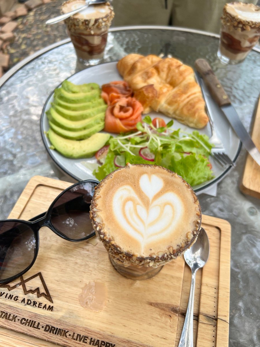 MaureenDwn's tweet photo. Justo el desayuno perfecto! Café caliente con leche y tostada de aguacate, momentos pequeos que alegran el día ， https://t.co/iVyMmxttRH