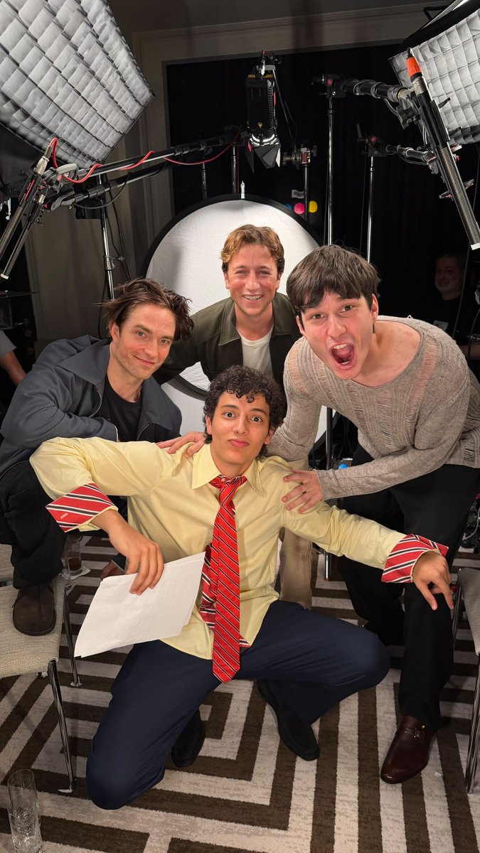 pattinsonphotos's tweet photo. Robert Pattinson and Skyler Gisondo with Slushy Noobz for PRIMETIME press. https://t.co/IszjZj9LRK