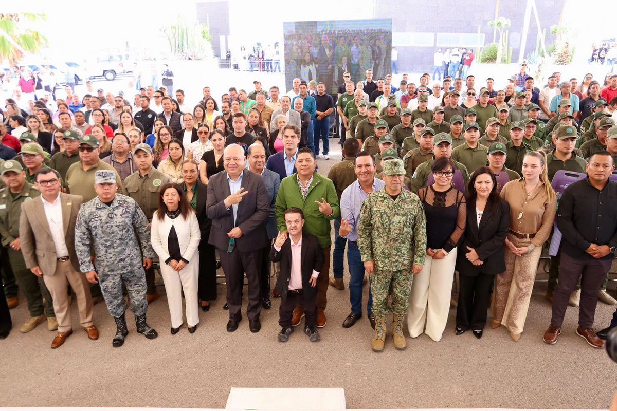 RGC_Mx's tweet photo. Entregamos 42 nuevas unidades para reforzar la seguridad en San Luis Potosí, ahijadxs. 🚔💚

Vamos a seguir equipando a nuestras corporaciones para mantener los buenos resultados que hoy colocan a nuestro estado entre los primeros lugares en seguridad del país.

#ElGobiernoQueCumple #SLP