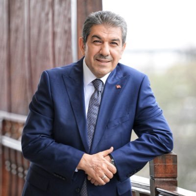medyamuhtari's tweet photo. 🔴 Esenler Belediye başkanımız Tevfik Göksu hakkında, yıllar önce uydurdukları bir yalanı yine dolaşıma sokmuşlar.
Tevfik Göksu yaraları derindir, Hırsız tayfasının çok ayağına basmıştı, hırsız takımını çok tokatlamıştı, unutmuyorlar.

Dolaşıma sokulan yalanlar ile ilgili durum özeti şudur:

Sosyal medyada Esenler Belediye Başkanı M. Tevfik Göksu’nun fotoğrafıyla paylaşılan listede ismi geçen Tevfik Göksu, Esenler Belediye Başkanı M. Tevfik Göksu değil; önceki dönemlerde İSKİ Genel Müdür Yardımcılığı yapmış olan Tevfik Göksu’dur.
 Algı ve manipülasyon oluşturmak için oraya Belediye Başkanımız Tevfik Göksu'nun fotoğrafı yerleştirilmiştir.

Esenler Belediye Başkanımız Sayın M. Tevfik Göksu hiçbir dönemde İBB’de, İSKİ’de veya İBB’ye bağlı hiçbir kurumda görev yapmamıştır.

Araştırmalarımıza göre ismi geçen bu şahıslar 25 ila 30 yıldır bu kurumda çalışmaktadır. Onların işe giriş zamanlarında Belediye Başkanımız M. Tevfik Göksu’nun Esenler Belediye Başkanlığı görevinde veya siyasette herhangi bir görevi bulunmamaktadır.

Belediye Başkanımız Sayın M. Tevfik Göksu yaklaşık 17 yıldır Esenler Belediye Başkanıdır. Başkanımız bir akrabasını işe almayı düşünseydi, bunu en rahat başkanı olduğu belediyede yapabilirdi. Ancak kendisinin Esenler Belediyesi’nde ne bir akrabası ne de Göksu soyadlı bir çalışanı vardır.

Belediye Başkanımız M. Tevfik Göksu siyasi nüfuz kullanmaya tenezzül etmek isteseydi, bunu öncelikle oğlu için yapabilirdi. Başkanımızın oğlu şu anda Şırnak’ta, hudut bölgesinde doktor olarak görev yapmaktadır.

Belediye Başkanımız M. Tevfik Göksu bu yalanlara, iftiralara ve manipülasyonlara mecliste, basında ve sosyal medyada cevap vermesine rağmen, müfteriler bu yalanı sosyal medyada ısıtıp ısıtıp kamuoyuna sunmaktadır.

Unutulmamalıdır ki BİR YALANI ÇOKÇA TEKRARLAMAK ONU GERÇEK HÂLİNE GETİRMEZ.