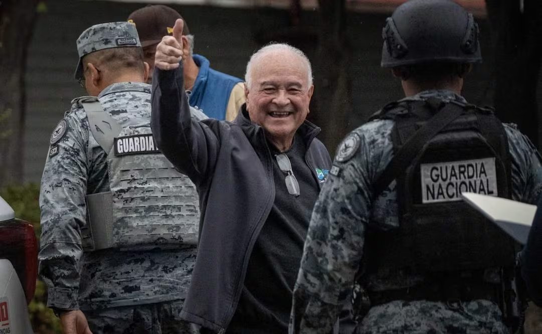 Martin_Bazan_A's tweet photo. LLEGANDO A CASA...  el que se estaba muriendo
Me recuerda a Pinochet regresando a Chile burlándose de quienes lo liberaron por motivos de salud
LA DERECHA SIEMPRE LA MISMA.. AQUI Y EN CHI....LE
@RuffoAppel @SomosMxMexico @AccionNacional https://t.co/UWtRhbY7hV