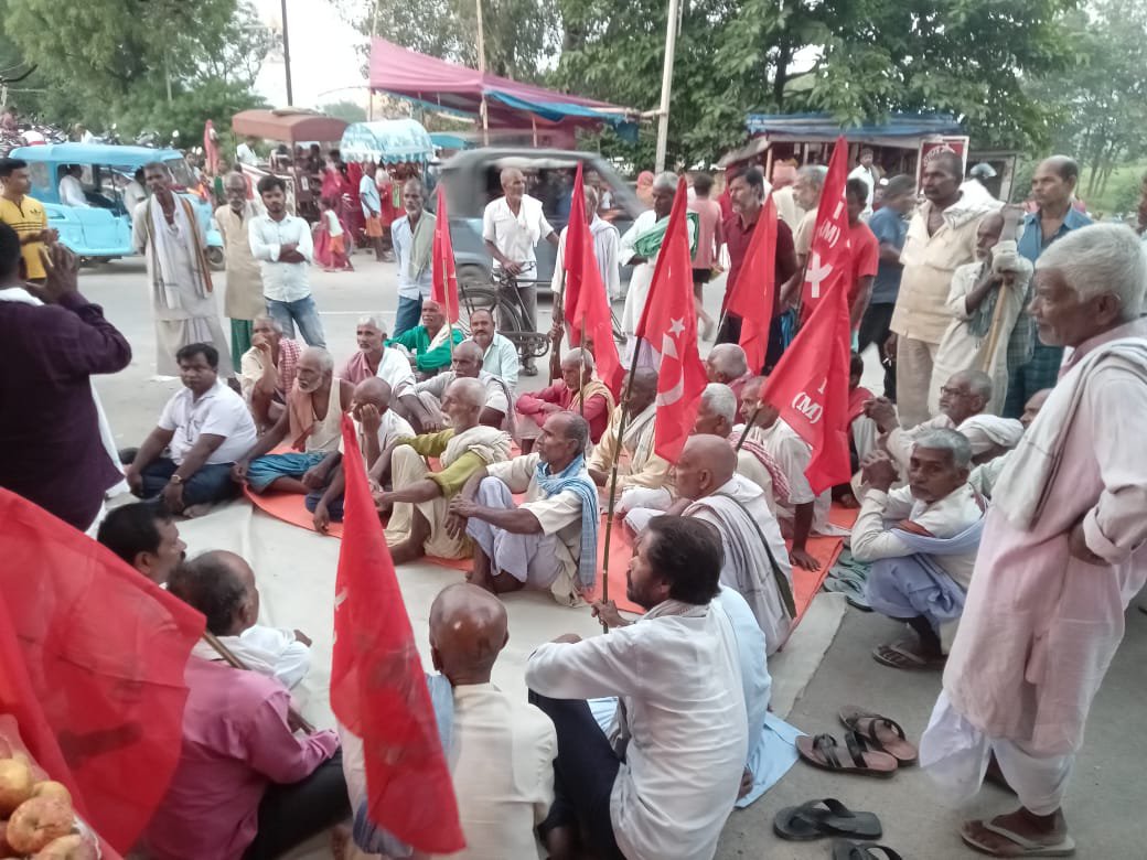 Cpimjaynagar's tweet photo. मुख्यचुनाव आयुक्त श्री ज्ञानेश कुमार को बर्खास्त कर जेल में बन्द करो।
शहीदे-आज़म भगतसिंह के 119वीं जयंती समारोह में "लोकतंत्र बचाओ  संविधान बचाओ" देश गुलामी की ओर बढ़ चला है उसे बचाना हम सभी का कर्तव्य है कुमार राणा प्रताप सिंह सीपीएम जयनगर https://t.co/Kj9UoMbx26