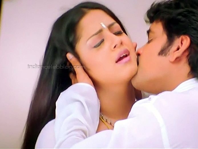 gladiatorak234's tweet photo. @Logesh2821 Jothika bit video anupu da 😄 https://t.co/sEcAwhLJco