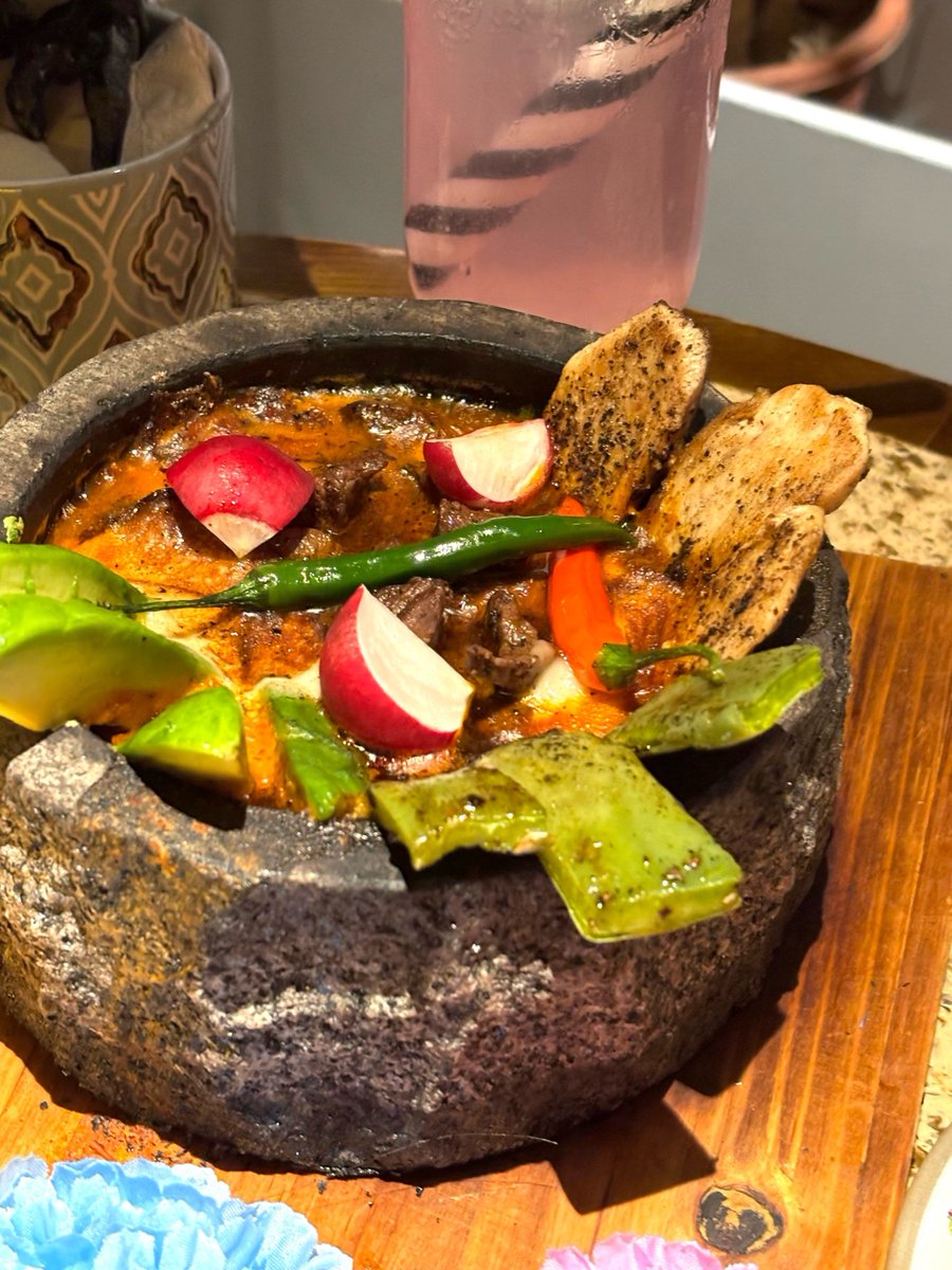 Izolaxzic's tweet photo. Menú especial de Día de Muertos! Mole poblano, pan de muerto y café caliente para honrar a nuestros seres queridos. No te lo pierdas este fin de semana!， https://t.co/eSmlKRgajo
