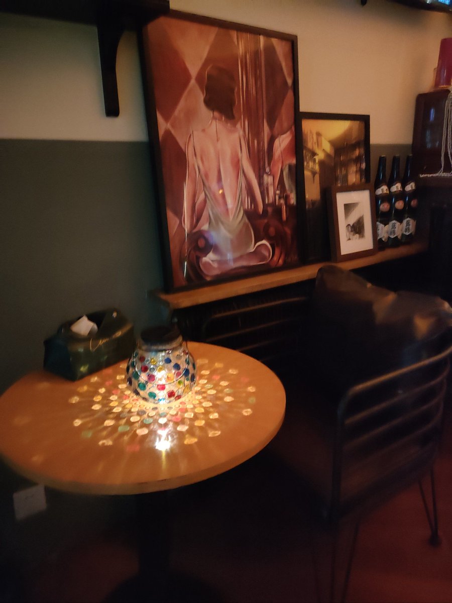 KerstinGoombv's tweet photo. La noche se vuelve cálida con un ramen humeante y una charla tranquila. El sakura del frasco de sidra aade un toque de ternura a la hora de cierre del pequeo local. https://t.co/GJMLMPmN5s