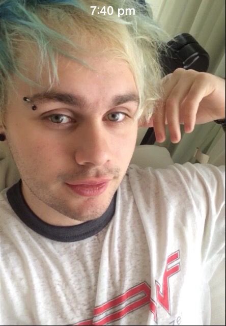 tyriqsos's tweet photo. eyebrow piercing was FALLING OUT this mans face #twin https://t.co/aJn0qZ7sB2