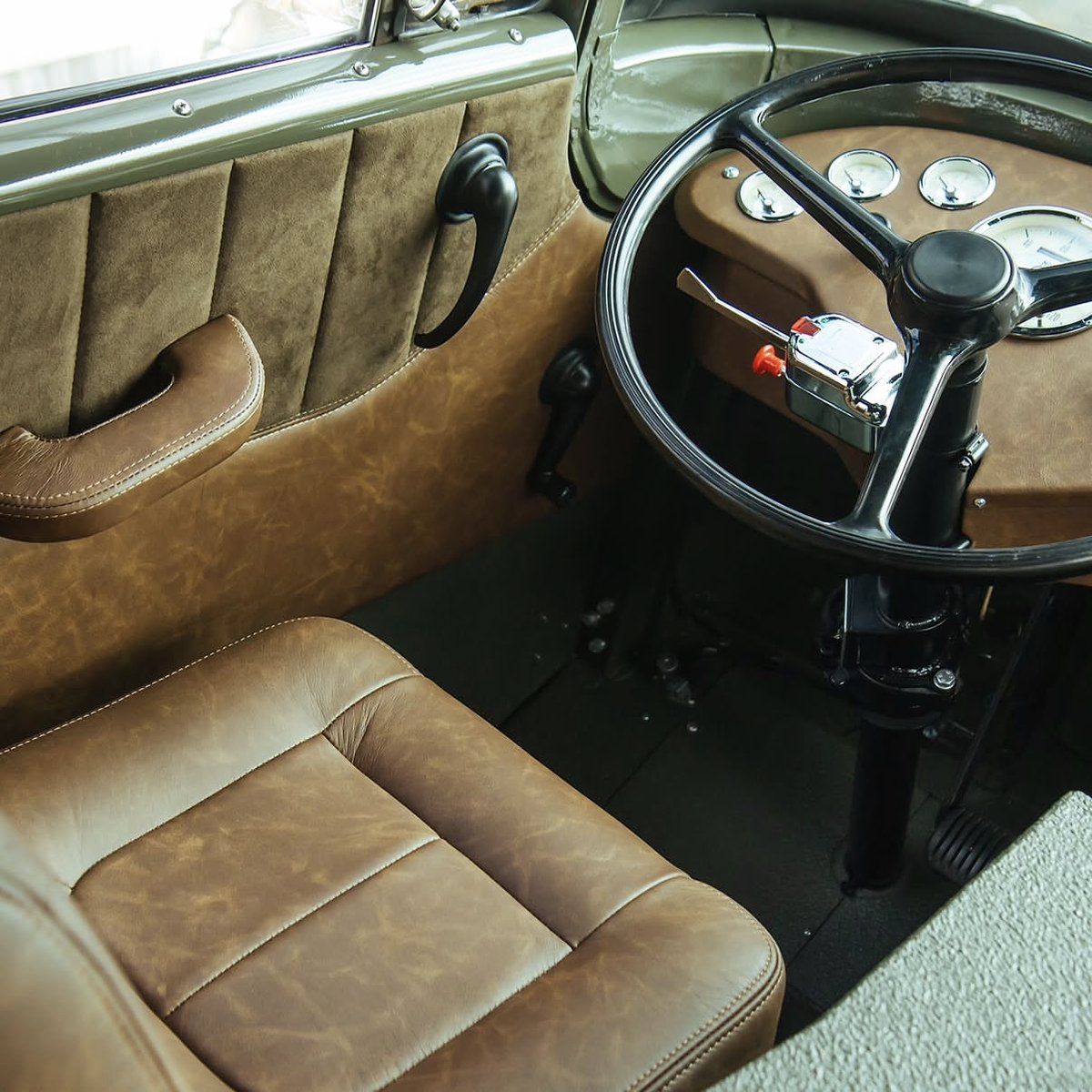 AutoMeter's tweet photo. This ‘64 Kaiser-Jeep M677 restomod pairs patina with the timeless elegance of AutoMeter Prestige Series gauges✨
@gregsrestorations 
📸: @djtwig

#autometer #m677 #jeep #jeeprestoration #offroadtruck https://t.co/difncZ9hJf