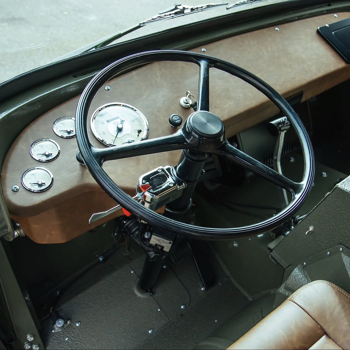AutoMeter's tweet photo. This ‘64 Kaiser-Jeep M677 restomod pairs patina with the timeless elegance of AutoMeter Prestige Series gauges✨
@gregsrestorations 
📸: @djtwig

#autometer #m677 #jeep #jeeprestoration #offroadtruck https://t.co/difncZ9hJf