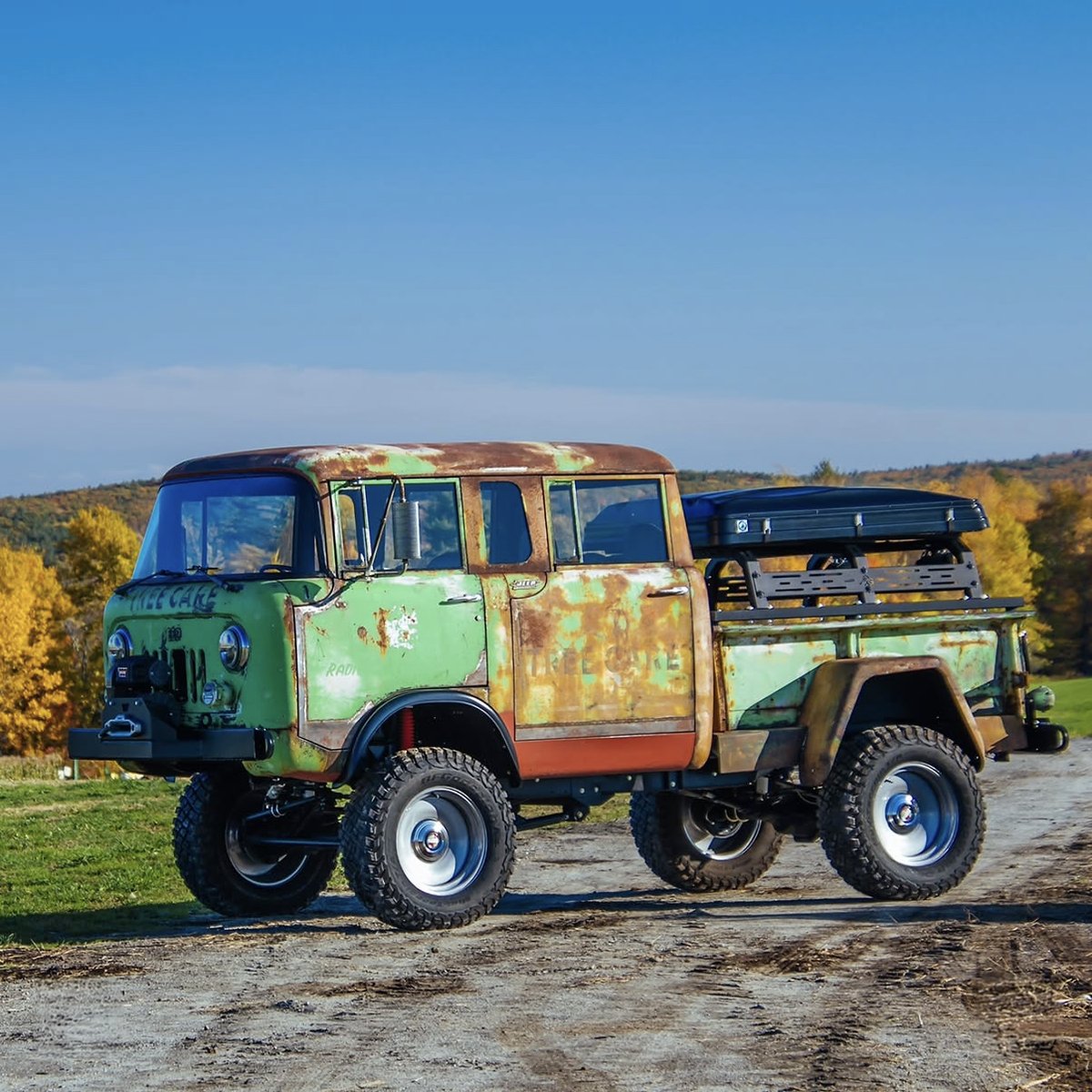 AutoMeter's tweet photo. This ‘64 Kaiser-Jeep M677 restomod pairs patina with the timeless elegance of AutoMeter Prestige Series gauges✨
@gregsrestorations 
📸: @djtwig

#autometer #m677 #jeep #jeeprestoration #offroadtruck https://t.co/difncZ9hJf
