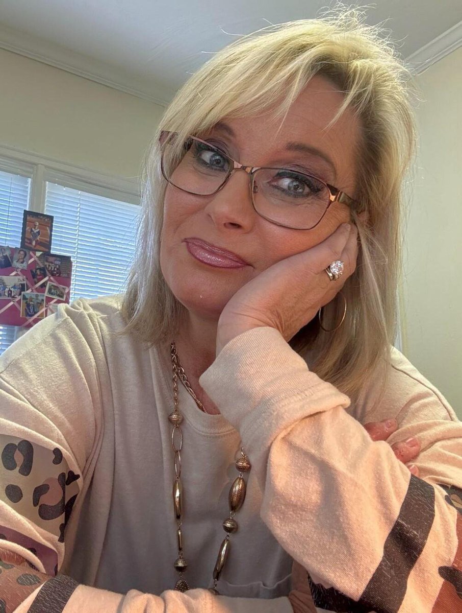 chloeemilf's tweet photo. I will just say it. I gave the apps one more go. Nobody asked me a single question about myself. So I am trying this instead... anyway, hello. https://t.co/CbPzK7n4nn