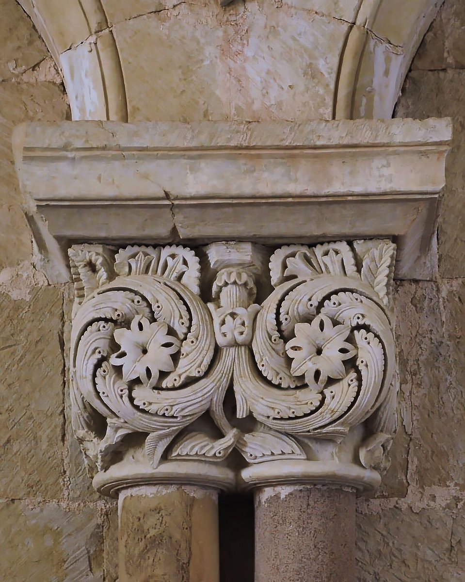 RomanicoEspana's tweet photo. Este sublime capitel de molinillos andresinos en el interior de la ermita románica de Santa Cecilia de Vallespinoso de Aguilar (Palencia): parece imposible que algo así pueda haberse tallado en piedra 💫 https://t.co/M3VY7l29Zq