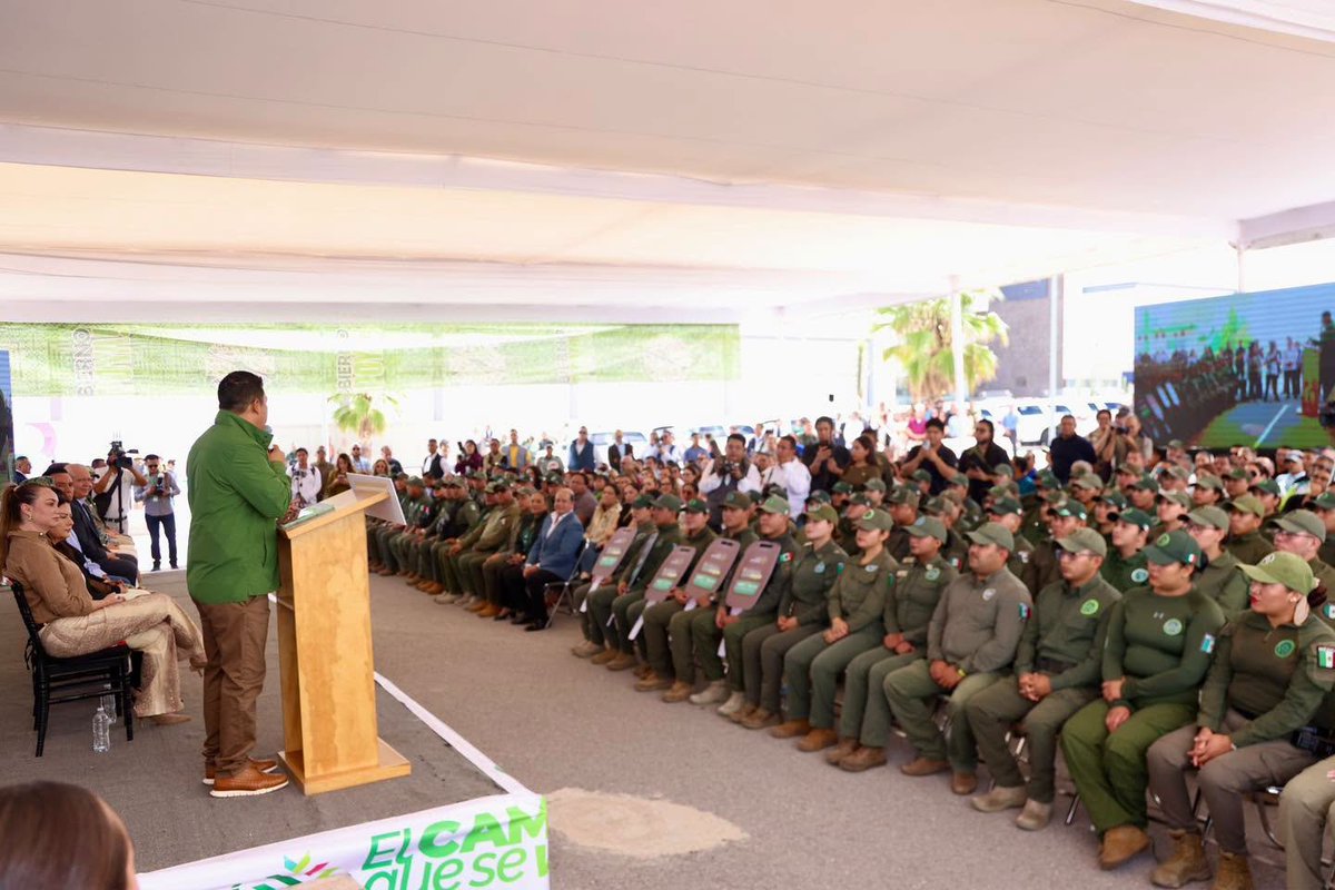 RGC_Mx's tweet photo. Entregamos 42 nuevas unidades para reforzar la seguridad en San Luis Potosí, ahijadxs. 🚔💚

Vamos a seguir equipando a nuestras corporaciones para mantener los buenos resultados que hoy colocan a nuestro estado entre los primeros lugares en seguridad del país.

#ElGobiernoQueCumple #SLP