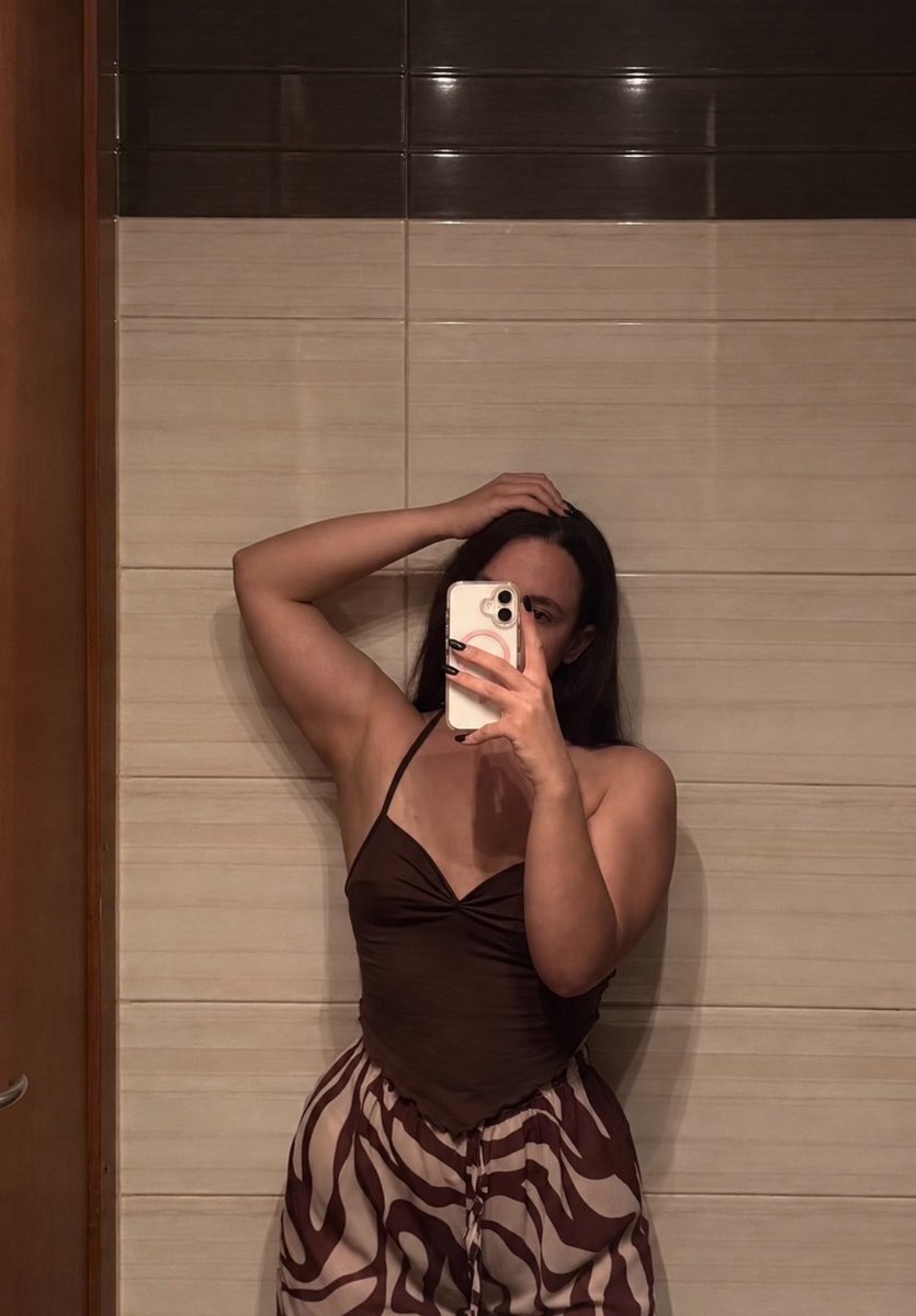 gr0teskue_'s tweet photo. dark brown https://t.co/fMToBqq20s