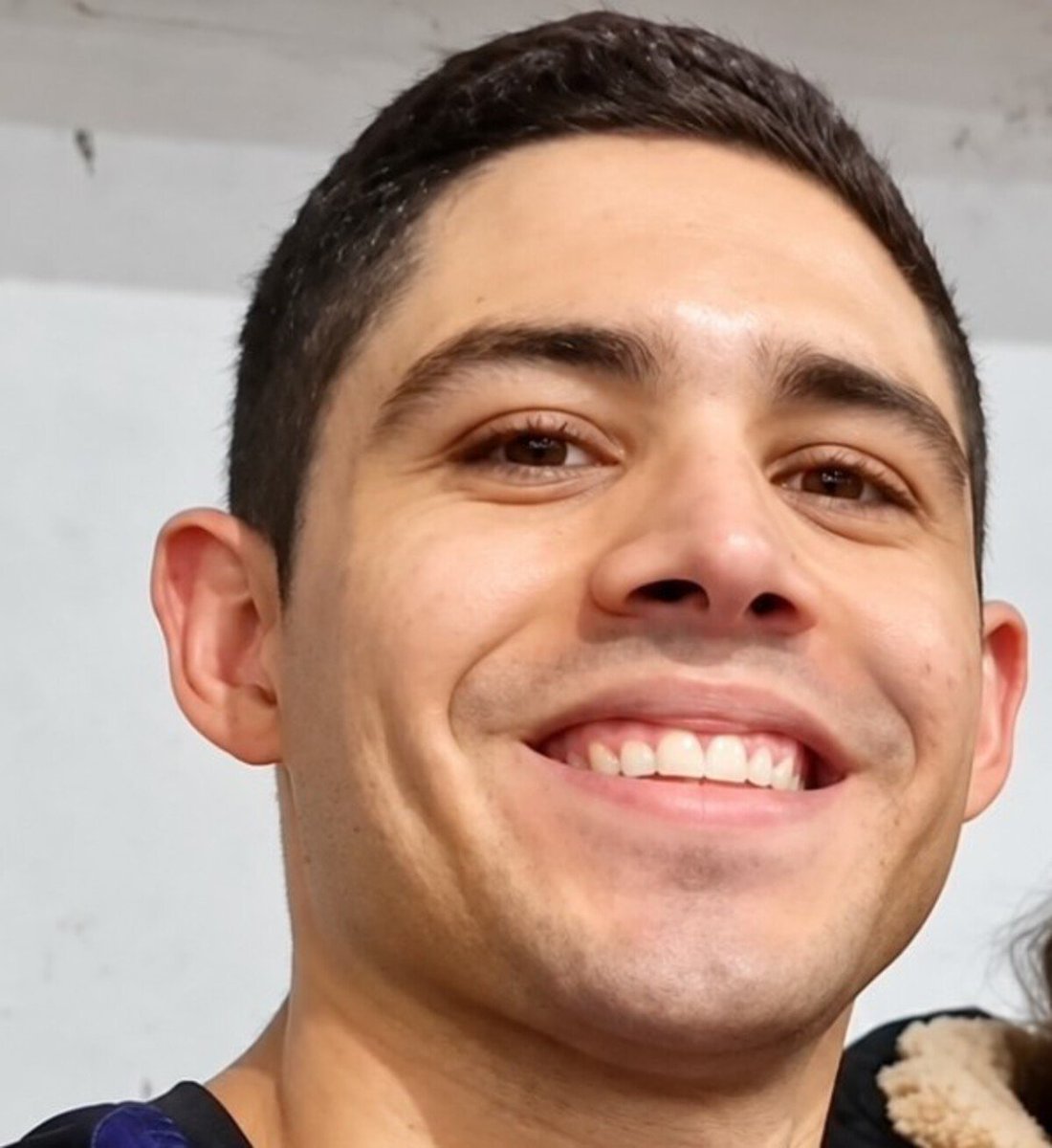 ElNacionalWeb's tweet photo. #28Sep | 🇻🇪🇨🇱 El atleta venezolano Carlos Paulino Yélamo falleció en Chile tras ser arrollado por un vehículo cuyo conductor presuntamente se encontraba bajo los efectos de las drogas.

🚨 El deportista fue impactado luego de culminar su jornada de entrenamiento en el SpinHouse Academy, un club de tenis ubicado en Macul, Santiago de Chile. Tras su desaparición, sus familiares iniciaron una intensa búsqueda hasta encontrarlo en un centro hospitalario.

⚖️ Según testigos, el conductor de la camioneta fue retenido por transeúntes hasta la llegada de los cuerpos de seguridad. Posteriormente, la policía lo arrestó y las autoridades dictaron prisión preventiva mientras avanzan las investigaciones para determinar cómo ocurrieron los hechos y las responsabilidades penales correspondientes.

🔗 Lea más en https://t.co/LgjaOebzda