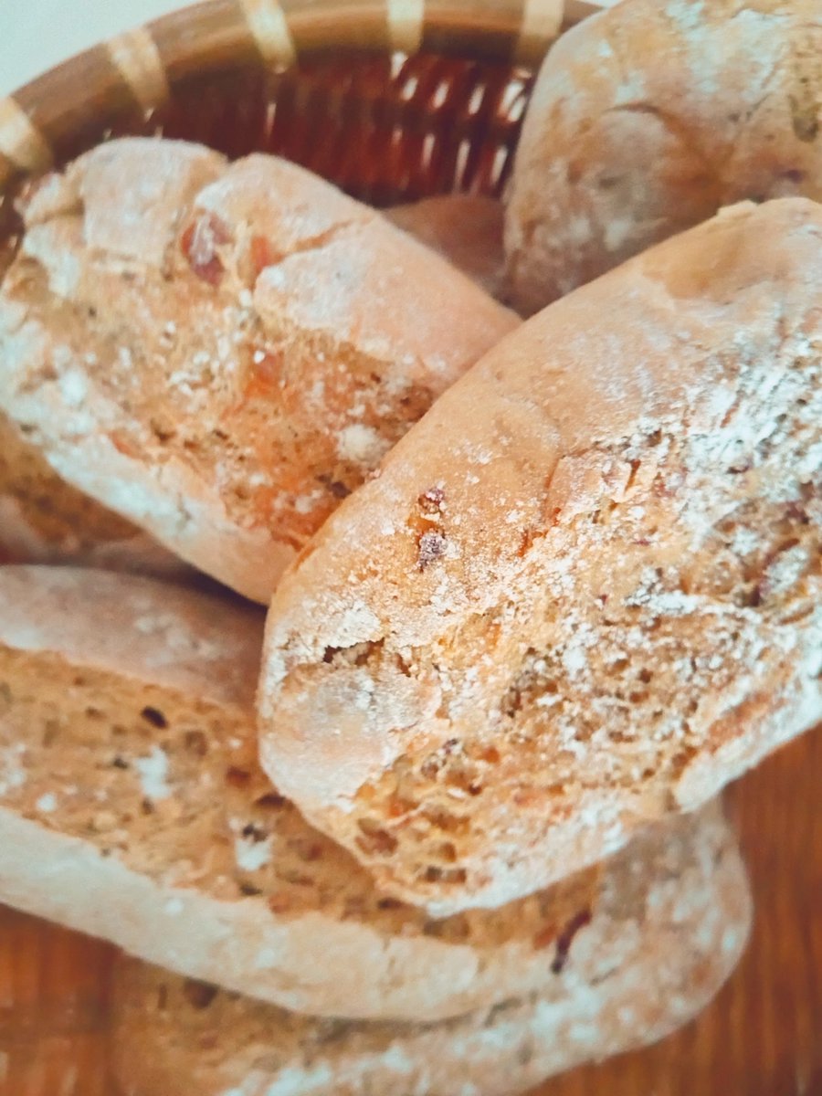 JenelleNunvy's tweet photo. Hoy horneé pan casero con mi abuela, el aroma llenó toda la casa y cada mordida sabe a felicidad  #ExperienciaDeHorneo https://t.co/Q98V4sHPLy
