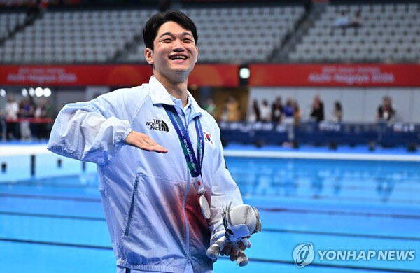 ATEEZITALY_'s tweet photo. Il tuffatore sudcoreano Kim Young-nam ha conquistato la medaglia d’argento nel trampolino da 1 metro ai Giochi Asiatici di Aichi-Nagoya 2026. 

Dopo la premiazione, ha posato riproducendo “BAD” 🥹

#ATEEZ https://t.co/2KhYMJu7Yi