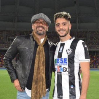 HarryHayes1889's tweet photo. En 2019, Verón y Tapia comían juntos. De hecho fue invitado al Estadio y lo felicitó públicamente.
En 2022, el hijo de la Bruja jugó todo el año para el equipo de Toviggino y su papá pasaba sonriente.
2025, vino la sociedad con Foster y el acting para las cámaras.
2026, 😭😭😭. https://t.co/FIZl9vJzFY