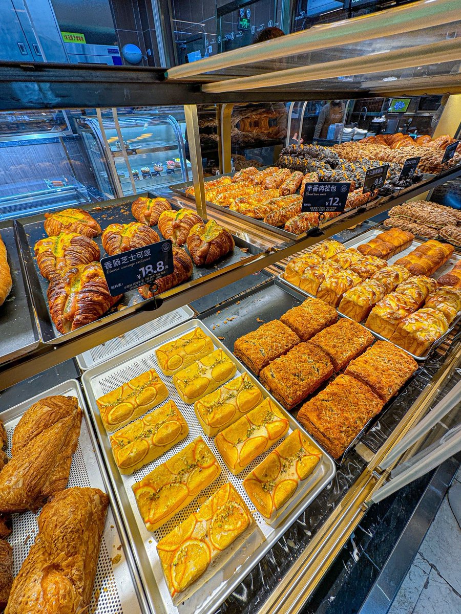 Torriejjpkz's tweet photo. Nueva panadería en el barrio! Su pan de mantequilla crujiente y medialunas con dulce de leche son una delicia que no te puedes perder. 美食探店 https://t.co/AY4hr9it34