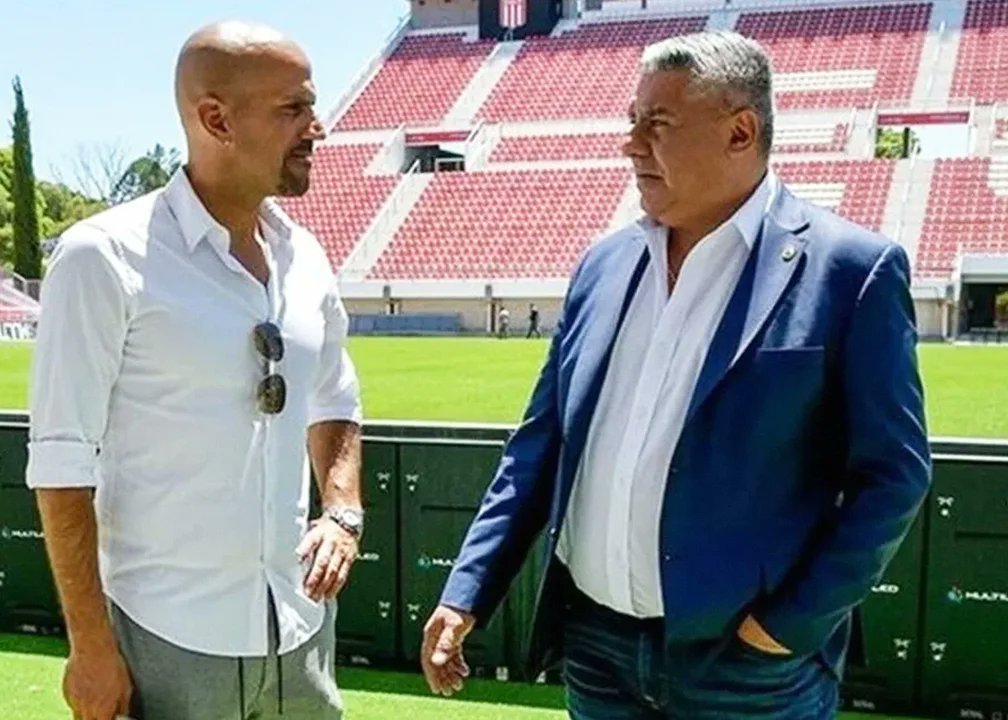 HarryHayes1889's tweet photo. En 2019, Verón y Tapia comían juntos. De hecho fue invitado al Estadio y lo felicitó públicamente.
En 2022, el hijo de la Bruja jugó todo el año para el equipo de Toviggino y su papá pasaba sonriente.
2025, vino la sociedad con Foster y el acting para las cámaras.
2026, 😭😭😭. https://t.co/FIZl9vJzFY