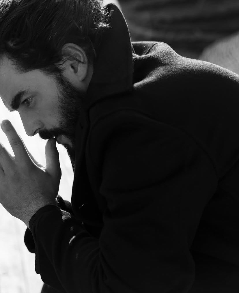 ElaG0zlum's tweet photo. bir adam böyle gür sakal ve saça rağmen bu kadar yakışıklı olması 
#akınakınözü https://t.co/jS3bYnuygL