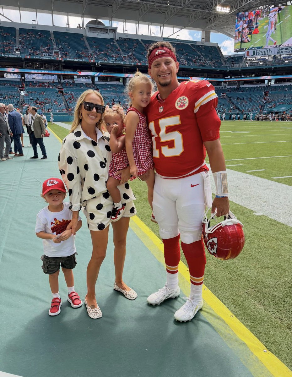 BBQChiefs's tweet photo. The Mahomes ❤️💛 https://t.co/gG20JGqgBp