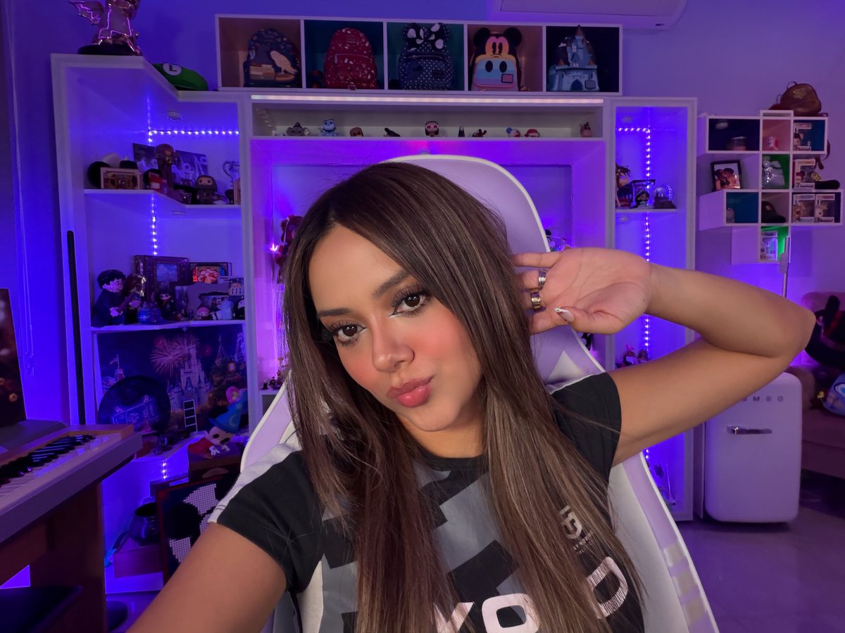 amablitz's tweet photo. Hoy directo a las 12:30pm nos estaremos maquillando y reaccionando a algo muy cool 😍😍 https://t.co/lT6YcQL3Go https://t.co/5S21lX163H