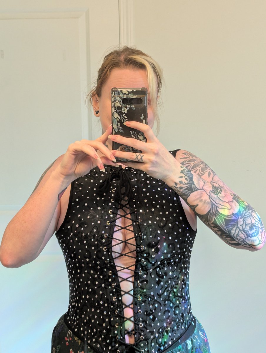 _K_Bean's tweet photo. Quick try-on and uhhhh holy shit 😱 https://t.co/uGpB3vamIo