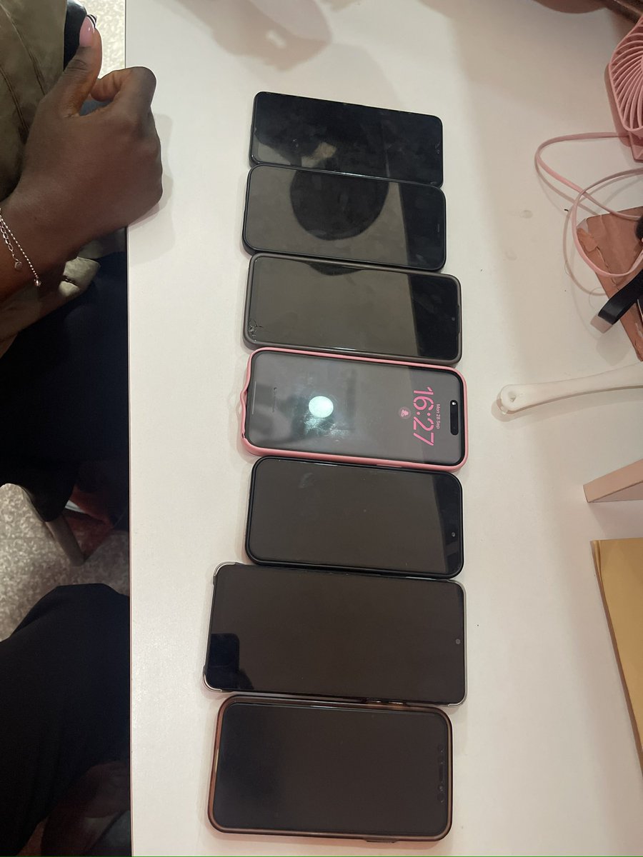 _nimi_mi's tweet photo. I have gathered my colleagues phones 😂
I will move to another department tomorrow 🔥 VOTE FOR TEMI-NKEM 👑👑

VOTE FOR TEMI-NKEM👑👑 THE ONLY PERSON WHO DESERVES TO WIN🔥📌👑

#bbnaija #voteforteminkem #bigbrothernaijaseason11 #teminkem https://t.co/pZJ5rACUF9