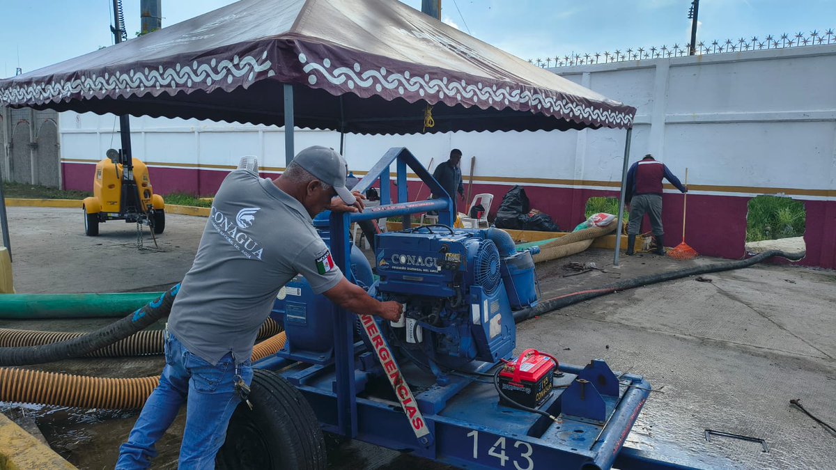 ConaguaOCGNte's tweet photo. A través de las brigadas del PIAE, la #Conagua mantiene los trabajos de apoyo en Ciudad Madero, Tamaulipas, y El Moralillo, Veracruz, como parte de las acciones de atención ante la emergencia por inundación.

Las brigadas trabajan de manera coordinada para apoyar a la población y contribuir al desalojo del agua en las zonas afectadas.
