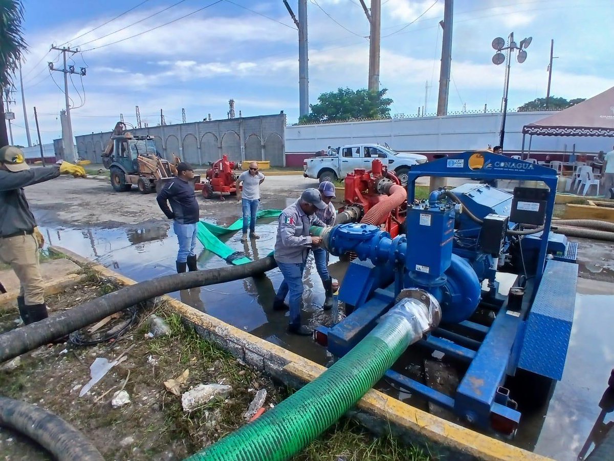ConaguaOCGNte's tweet photo. A través de las brigadas del PIAE, la #Conagua mantiene los trabajos de apoyo en Ciudad Madero, Tamaulipas, y El Moralillo, Veracruz, como parte de las acciones de atención ante la emergencia por inundación.

Las brigadas trabajan de manera coordinada para apoyar a la población y contribuir al desalojo del agua en las zonas afectadas.