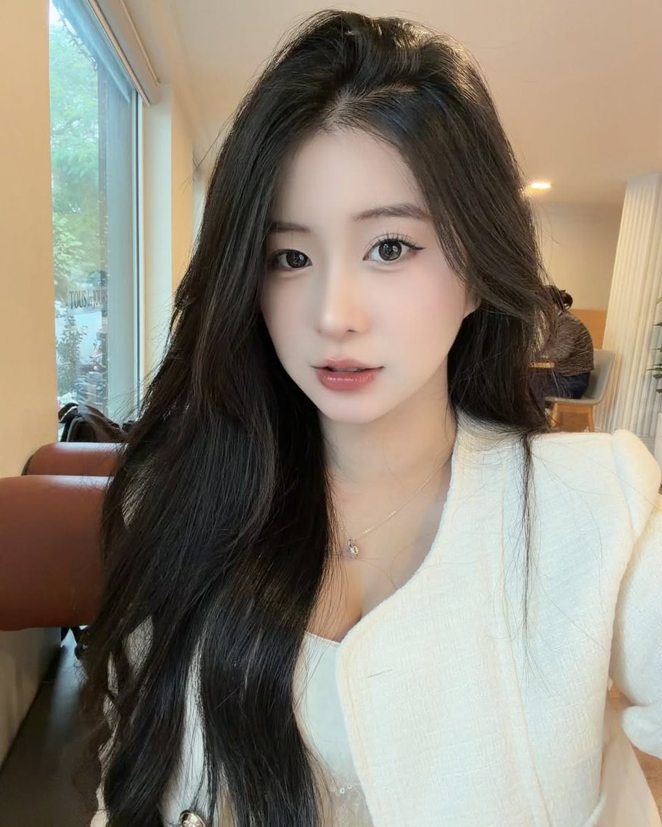 Mia_Linh01's tweet photo. Lần này không cười nữa nha… thử nhìn thẳng nghiêm túc một chút xem sao 👀

Không biết ánh mắt này có đủ cuốn, đủ làm ai đó phải dừng l��i nhìn thêm vài giây không taaa 

Bình thường em hay tinh nghịch, nay đổi sang kiểu lạnh lạnh, ít biểu cảm một chút mà tự nhiên thấy vibe khác hẳn luôn á 🖤

Mọi người thấy phiên bản này có “hút hồn” được chút nào chưa nèee?