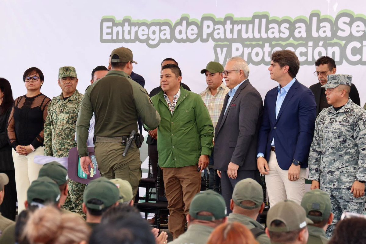 RGC_Mx's tweet photo. Entregamos 42 nuevas unidades para reforzar la seguridad en San Luis Potosí, ahijadxs. 🚔💚

Vamos a seguir equipando a nuestras corporaciones para mantener los buenos resultados que hoy colocan a nuestro estado entre los primeros lugares en seguridad del país.

#ElGobiernoQueCumple #SLP