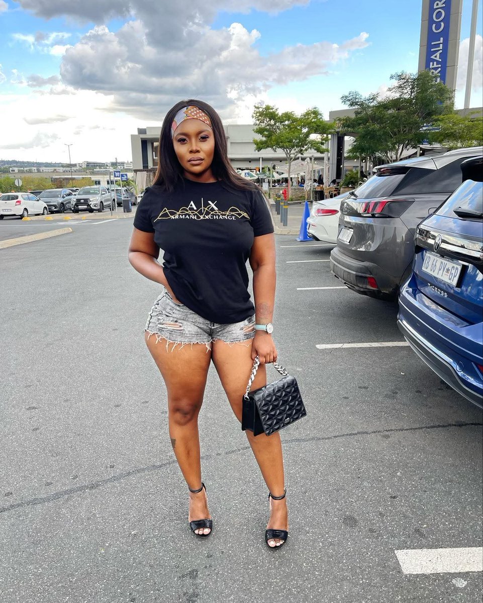TshegoTiff__'s tweet photo. Time to show off legs. https://t.co/AF1vcquhKz