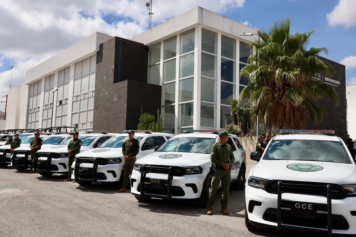 RGC_Mx's tweet photo. Entregamos 42 nuevas unidades para reforzar la seguridad en San Luis Potosí, ahijadxs. 🚔💚

Vamos a seguir equipando a nuestras corporaciones para mantener los buenos resultados que hoy colocan a nuestro estado entre los primeros lugares en seguridad del país.

#ElGobiernoQueCumple #SLP