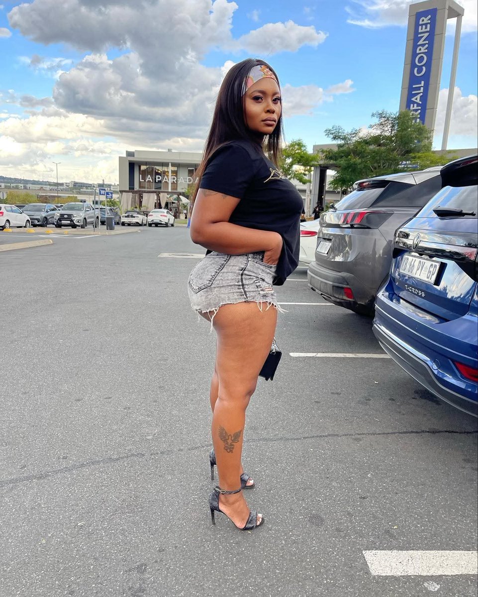TshegoTiff__'s tweet photo. Time to show off legs. https://t.co/AF1vcquhKz