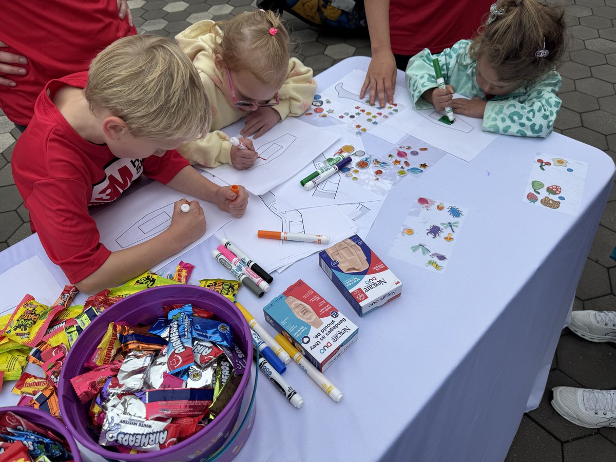 Dougall1K's tweet photo. Gray skies didn’t stop @3Mers and families from showing up in red for the second annual 3M HQ 5K Run/Walk-celebrating fitness, community and service by packing spice kits with HandsOn Twin Cities for Hunger Action Month. #3Mer #Proud3Mer #CBG #3mer https://t.co/Rn8wO3OOuq