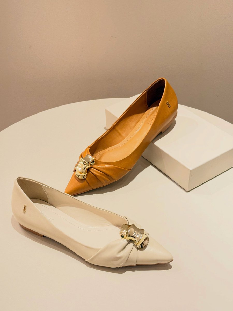 DeniseOffir8's tweet photo. Pointed-toe flats become even more sophisticated with their gold ornament, adding a touch of luxury and elegance to any look. Versatile and timeless, they pair perfectly with jeans, tailored pieces, dresses, or more effortless outfits. https://t.co/wC3nUTCien