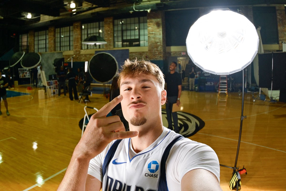 DLLS_Mavs's tweet photo. Media Day Selfies https://t.co/gkJfQo3O5g