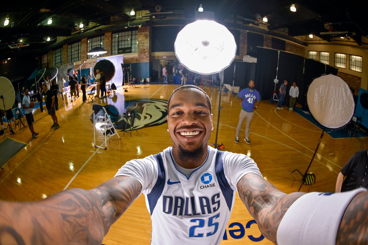 DLLS_Mavs's tweet photo. Media Day Selfies https://t.co/gkJfQo3O5g