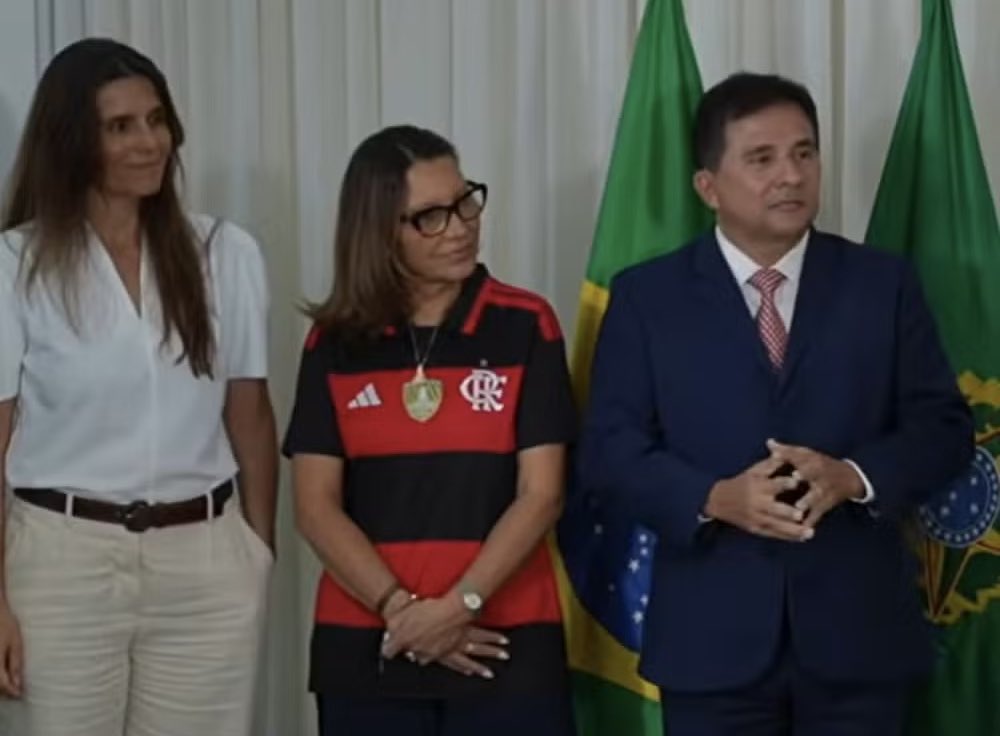 Flafocalizando's tweet photo. Flamosa: rubro-negra, a Primeira Dama Janja trajou o Manto em evento no planalto. 

📸 via: g1 https://t.co/khKFWbziSP