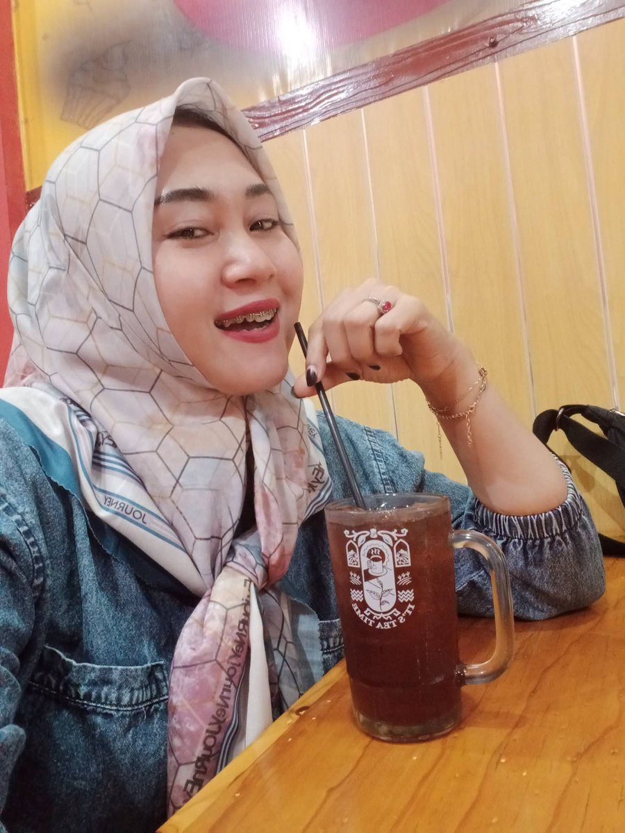 windyastuti992's tweet photo. Jadi ceritanya tadi sore cari makan bareng sepupu, di kedai favorit salah satu sepupuku.
Ku pikir sambalnya standar gitu, ternyata pedes nampol. Jadinya sekarang mules nggak bisa tidur wkwk. https://t.co/q6giKokVHl