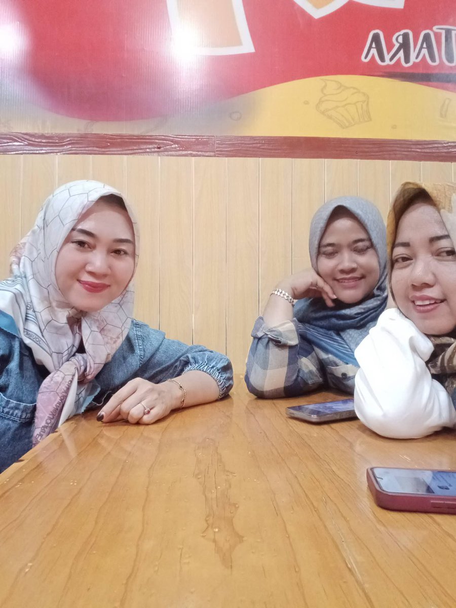 windyastuti992's tweet photo. Jadi ceritanya tadi sore cari makan bareng sepupu, di kedai favorit salah satu sepupuku.
Ku pikir sambalnya standar gitu, ternyata pedes nampol. Jadinya sekarang mules nggak bisa tidur wkwk. https://t.co/q6giKokVHl