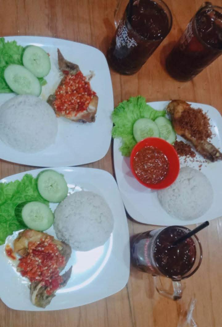 windyastuti992's tweet photo. Jadi ceritanya tadi sore cari makan bareng sepupu, di kedai favorit salah satu sepupuku.
Ku pikir sambalnya standar gitu, ternyata pedes nampol. Jadinya sekarang mules nggak bisa tidur wkwk. https://t.co/q6giKokVHl