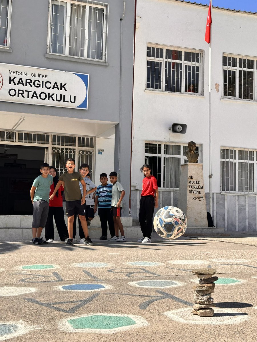 KargicakO's tweet photo. MAARİFİN KALBİNDE OYUN 🎈

Oyunla öğrenen öğrencilerimiz, birlikte paylaşarak ve üreterek büyüyor🌿

@tcmeb @MersinMEM @SilifkeArGe https://t.co/obKDuu6thT