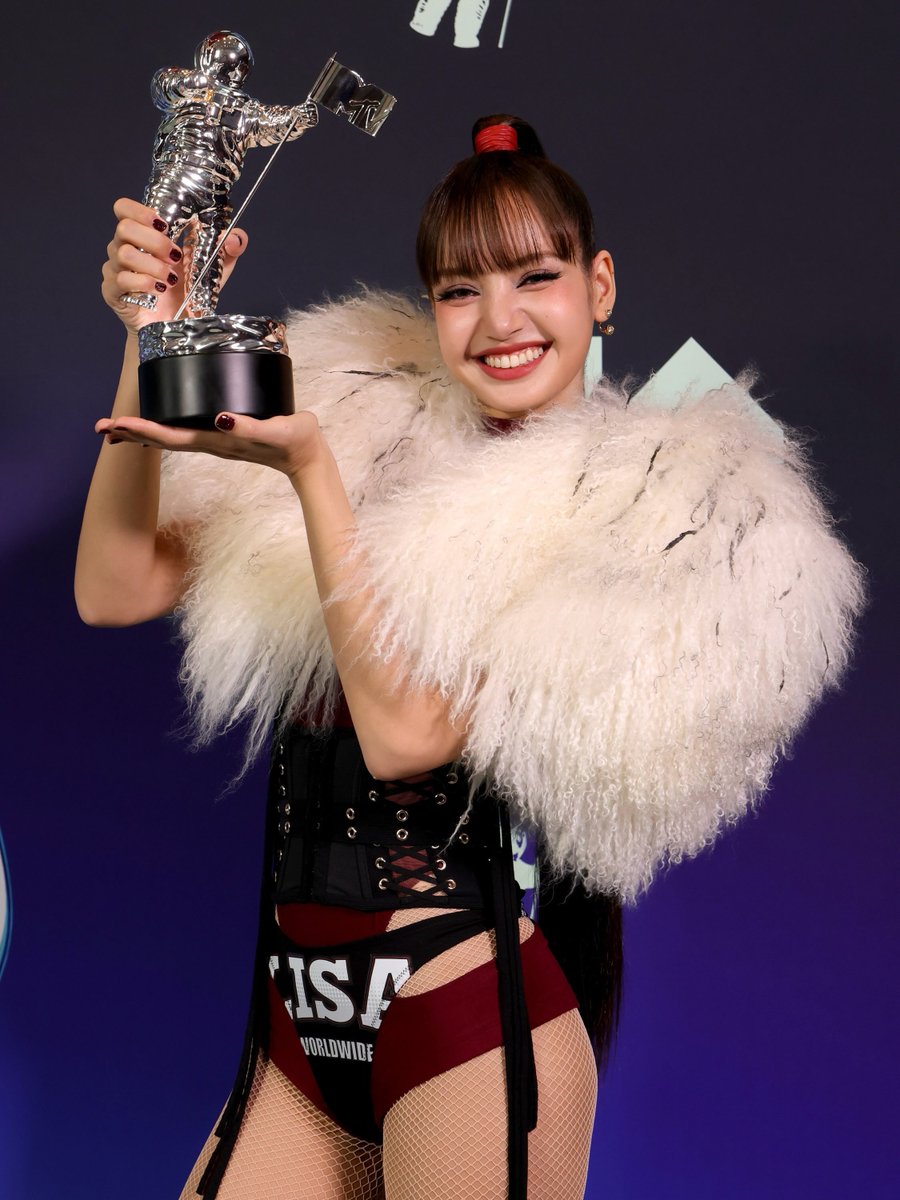 JumpTrailers's tweet photo. LISA poses in the press room during the 2026 MTV Video Music Awards.

📸 (Getty) https://t.co/fXsaqgy2zb
